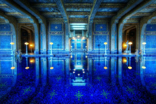 Foto del castillo de Hearst en California con una piscina