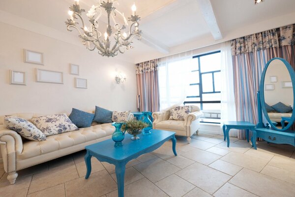 Chambre lumineuse avec table bleue et miroir bleu