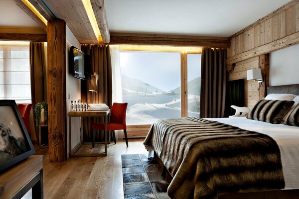 Стильная спальня в доме с красивым видом