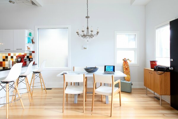 Salle à manger fonctionnelle avec bureau