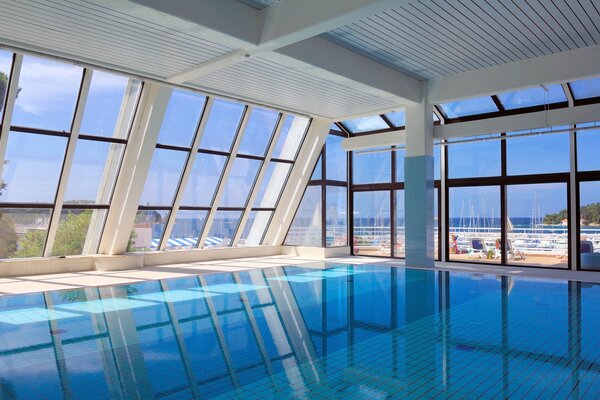 Intérieur style piscine hôtel piscine intérieure