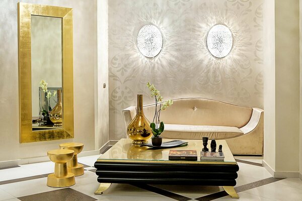 Złote lustro i stół z orchideą