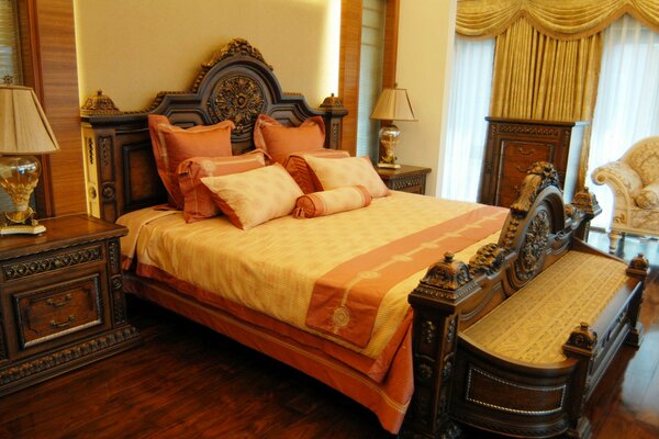 Intérieur de la chambre avec un grand lit, des oreillers et de belles lampes