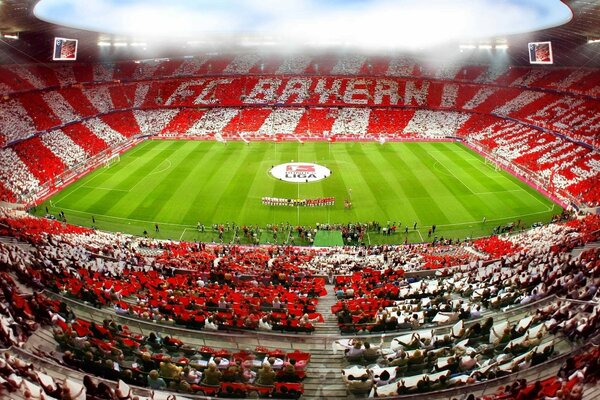 Arena di calcio a Monaco con persone