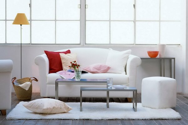 Design accogliente del soggiorno con pouf e cuscini