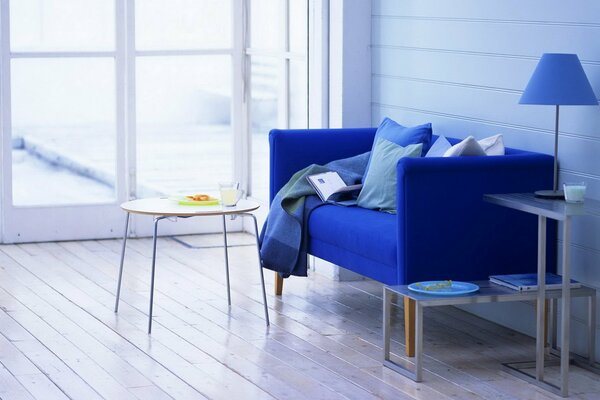 Interior de la habitación en tonos azules