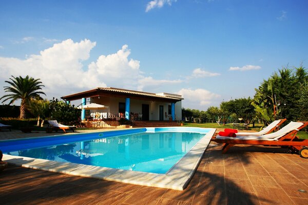 Amplia piscina en casa de campo