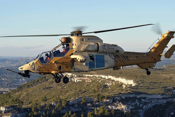 Helicóptero de ataque moderno sobre las montañas