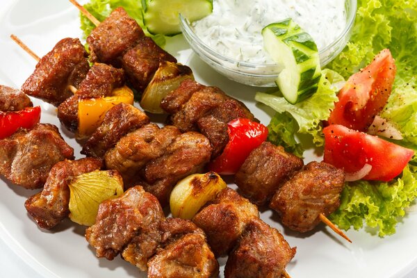 Shish kebab avec légumes et sauce blanche