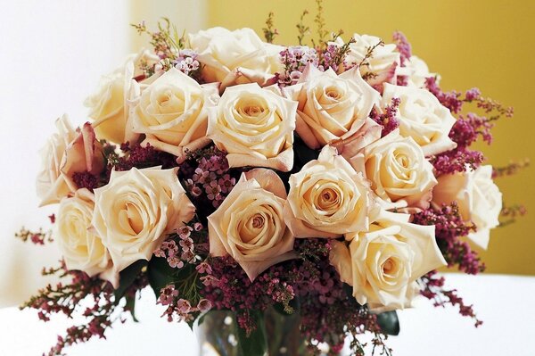 Bouquet di rose bianche in vaso sul tavolo