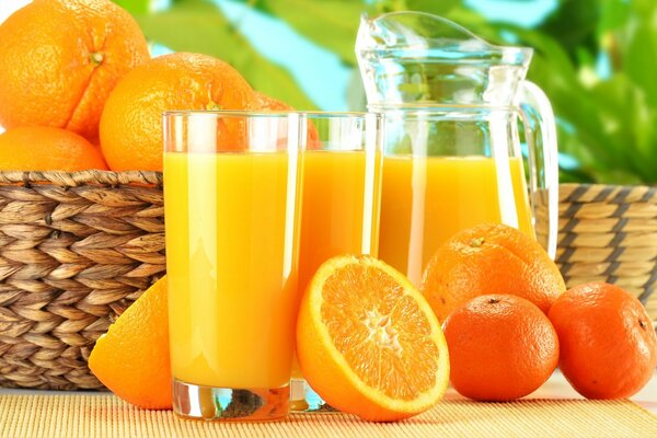 Jugo de naranja recién exprimido con naranjas