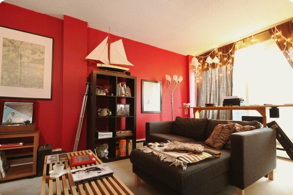 Diseño elegante de la habitación con el uso de color rojo