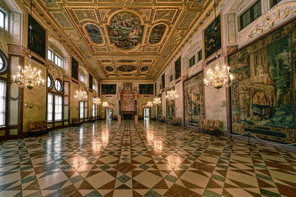 Мюнхен Бавария королевский зал высокие потолки с картинами люстры