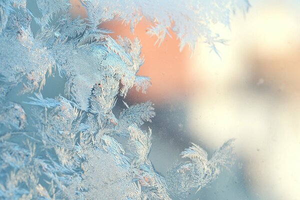 Зимний морозный узор на окне
