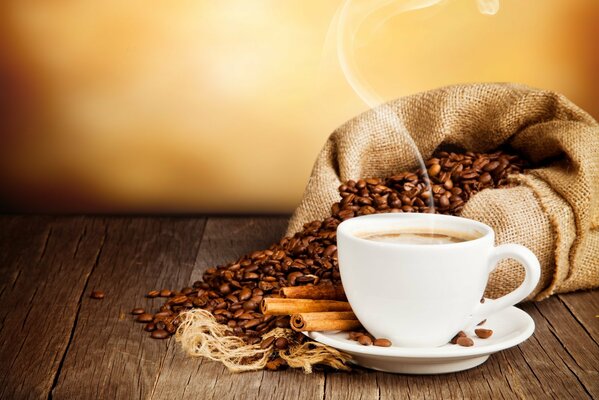 Café chaud à la cannelle dans une soucoupe blanche