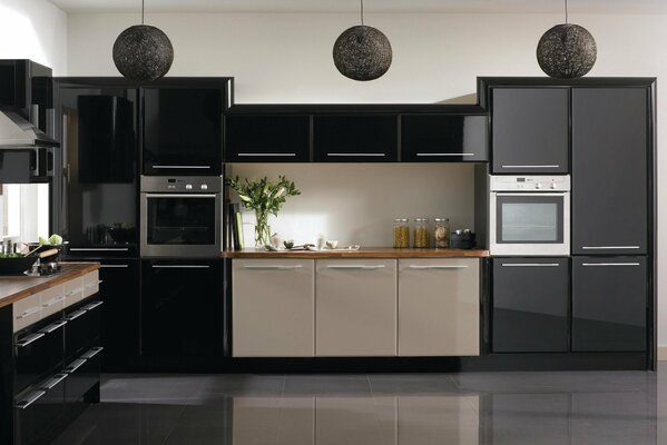 Design elegante della cucina in tono beige nero