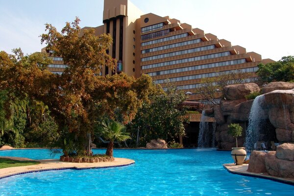 Hotel africano con piscina con architettura insolita