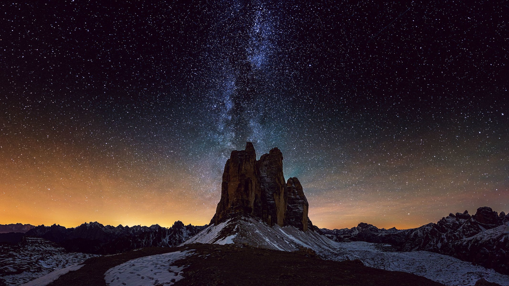 vía láctea montañas horizonte luz estrellas espacio misterio