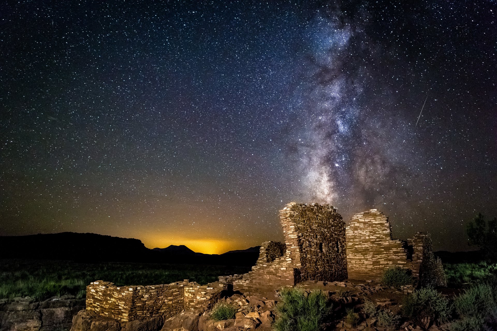 espacio estrellas noche vía láctea ruinas