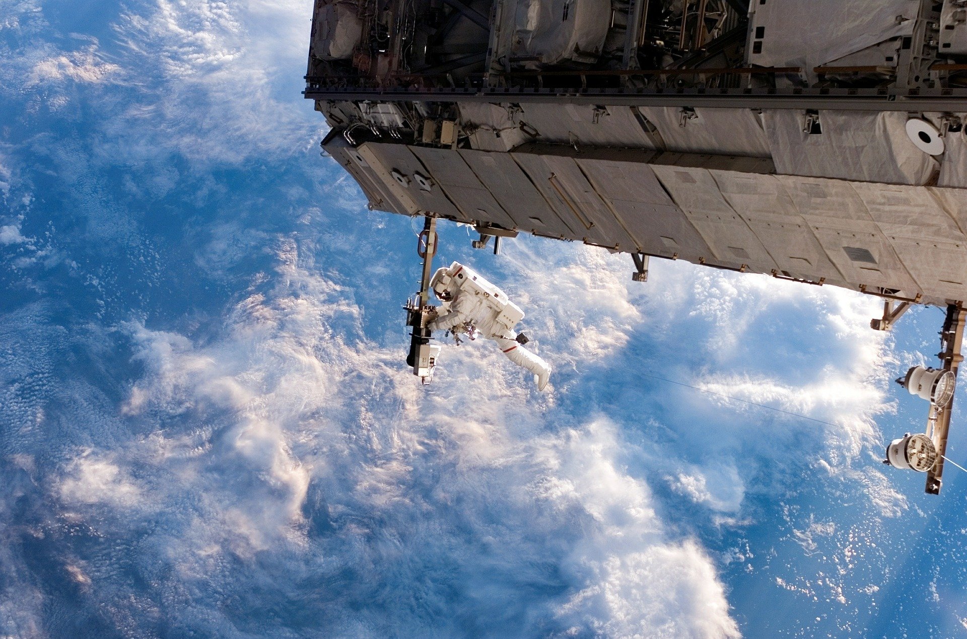 astronauta traje espacial paseo espacial iss instrumentos traje vuelo estación espacial internacional mantenimiento paseo espacial casco visera reflexión espacio espacio tierra nubes