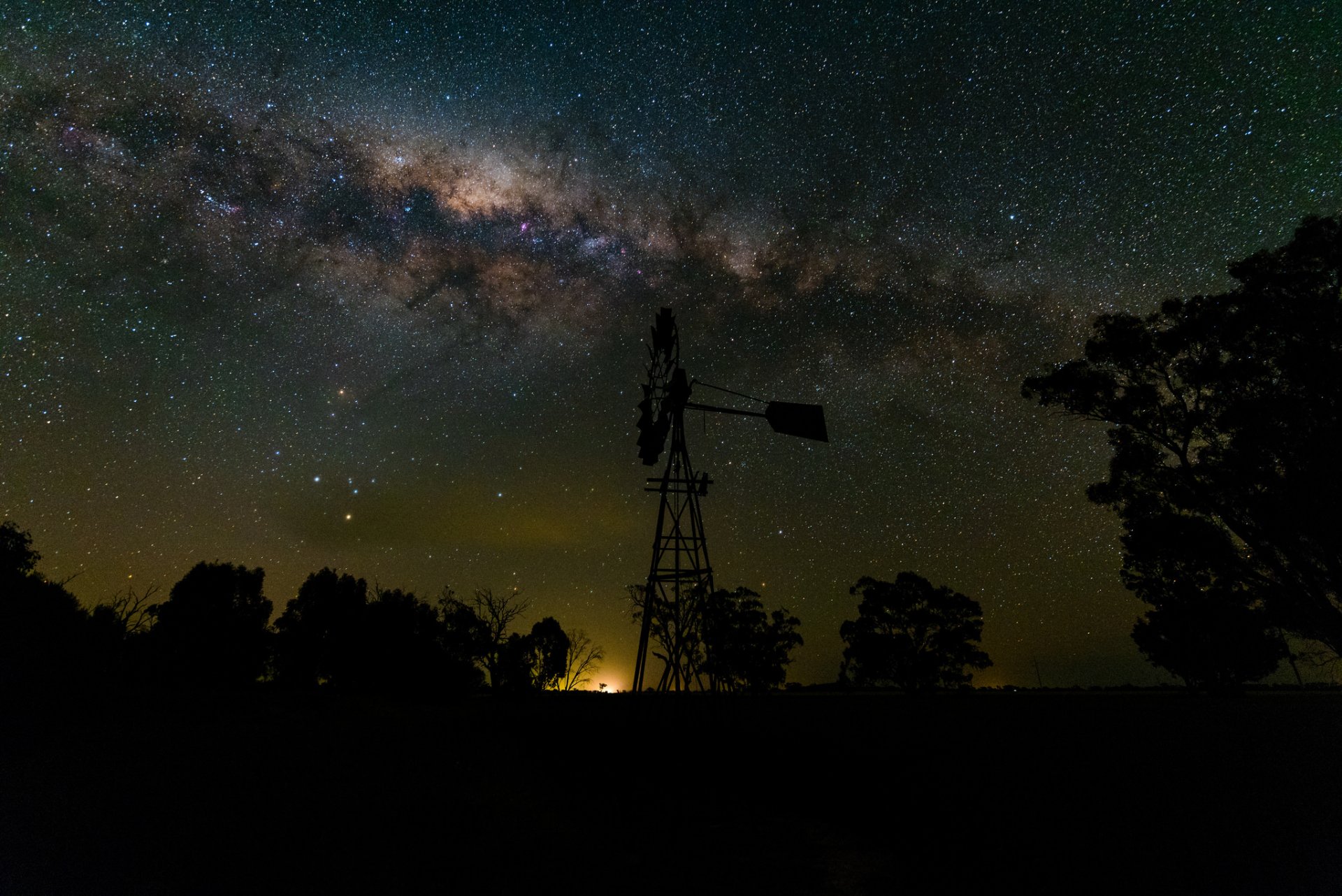 espace étoiles voie lactée arbres ombres