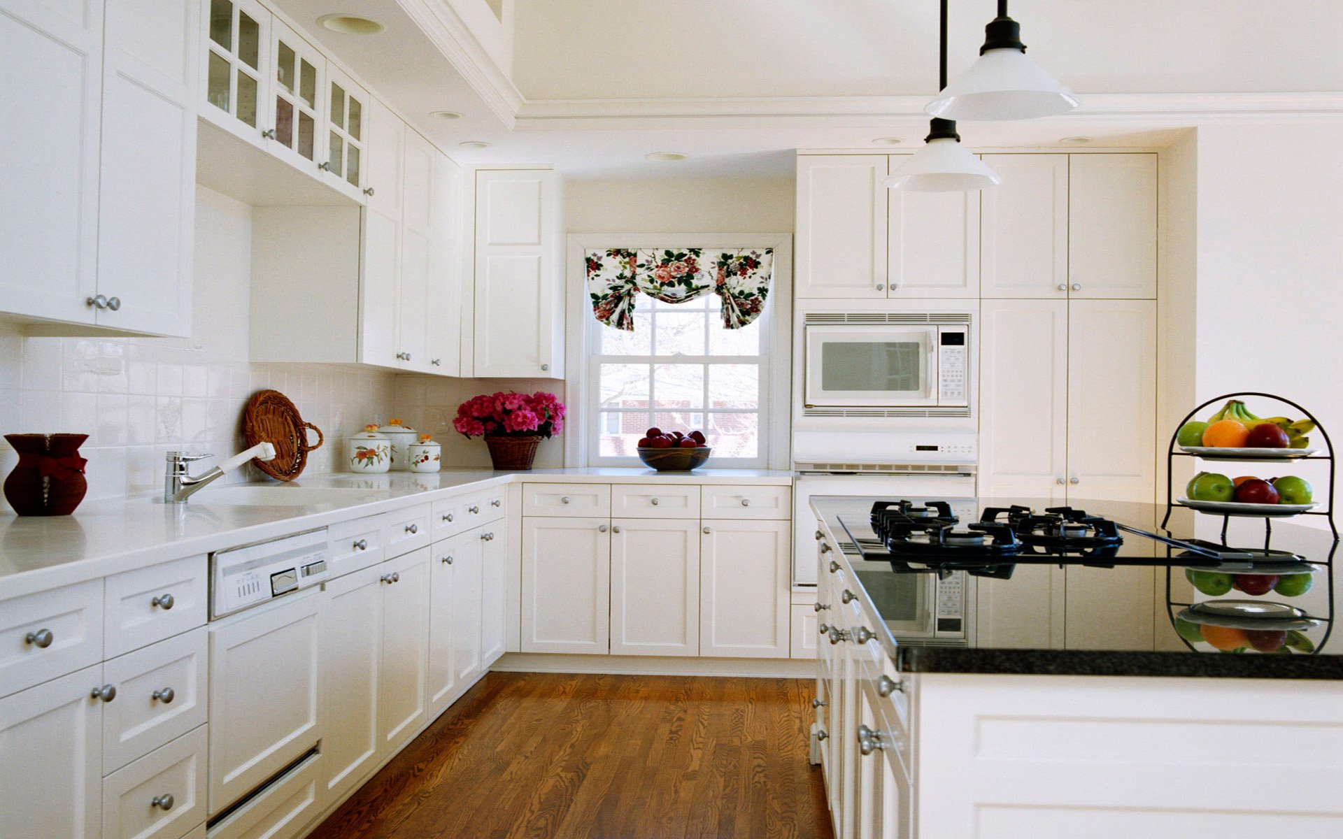 interior habitación apartamento diseño estilo cocina florero flores plantas fruta naranja plátano mesa blanco