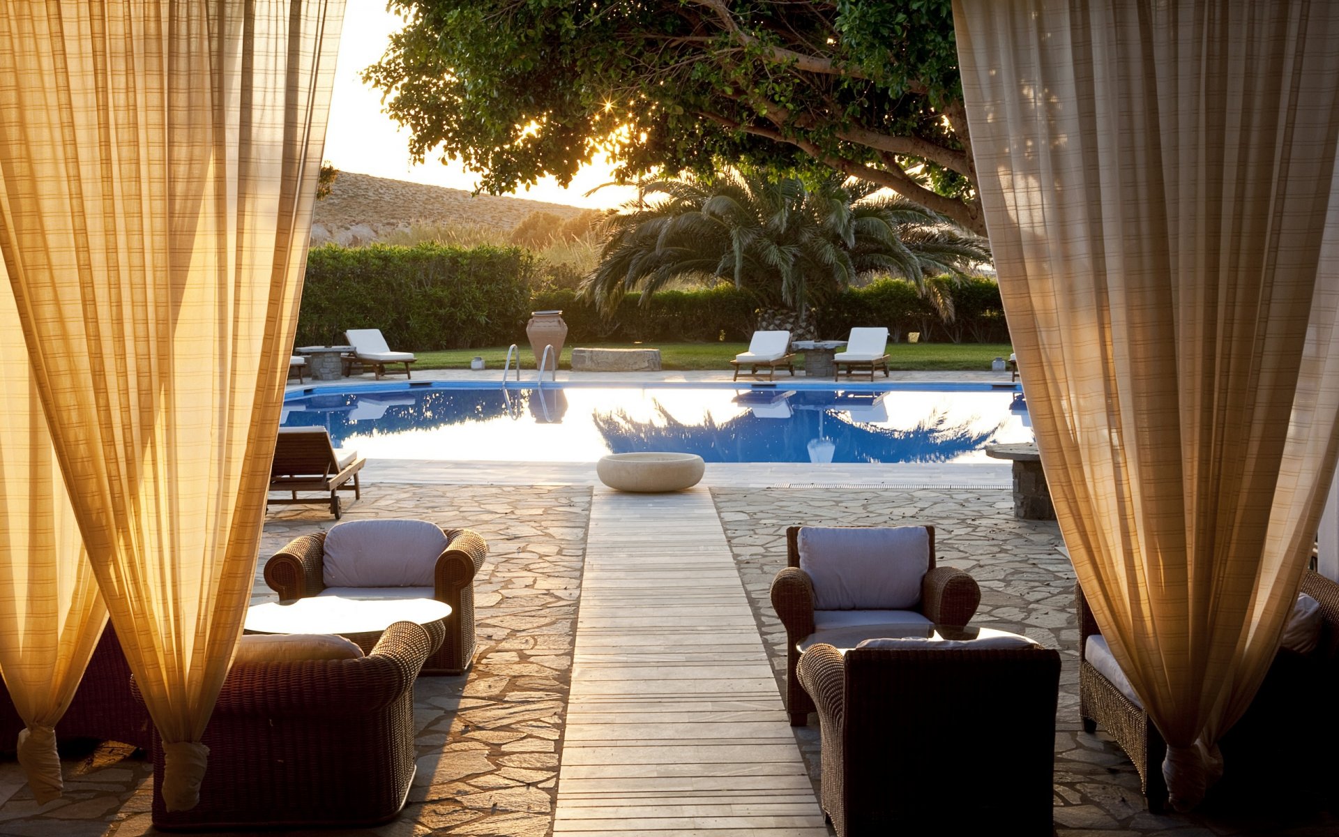 style piscine été nature arbres chaises