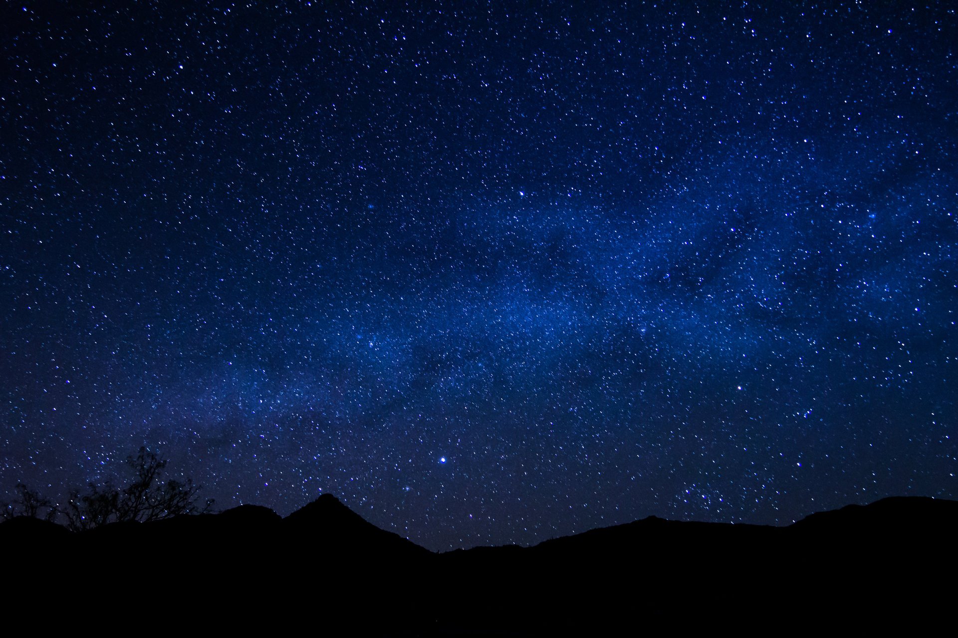 cosmos estrellas noche vía láctea horizonte