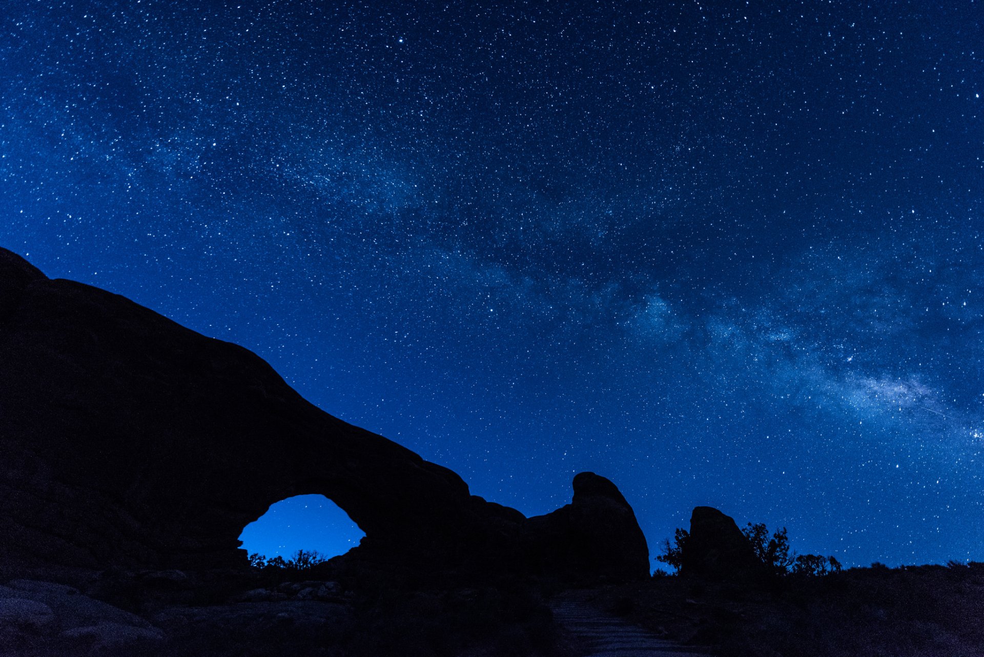 estrellas noche vía láctea montañas