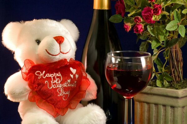 Ambiance romantique. Ours en peluche et un verre de vin