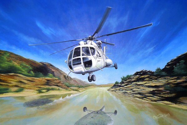 El helicóptero se refleja en el agua. Vuela sobre el río