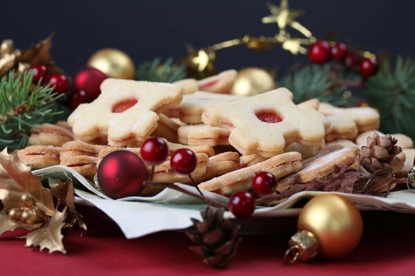 Weihnachtsgebäck verschiedene Kekse mit Christbaumkugeln