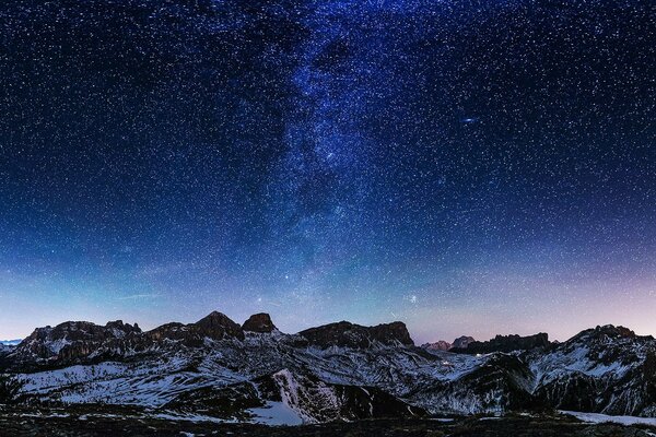 D innombrables étoiles planant sur les montagnes