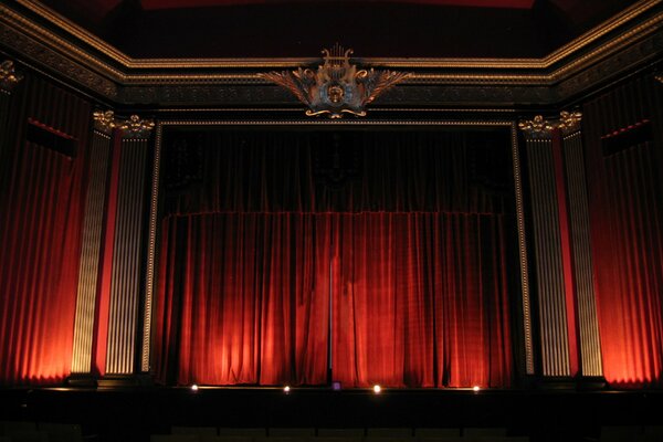 Teatro a la espera, el telón aún no se ha levantado