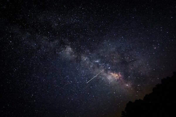 El espacio y las estrellas en la vía láctea