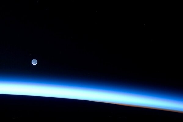 Меленькая планета над красивым синим светом
