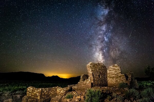Ruinas en el fondo del cielo estrellado nocturno
