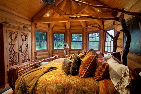 Interno della camera da letto in legno con un letto accogliente