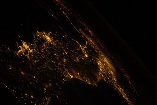Вид на ночной город из космоса