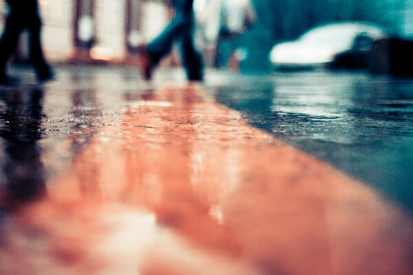 Дождь и лужи на дорогах улицы