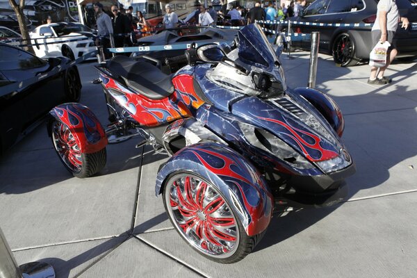 ATV Tuning azul-rojo presentado en la exposición