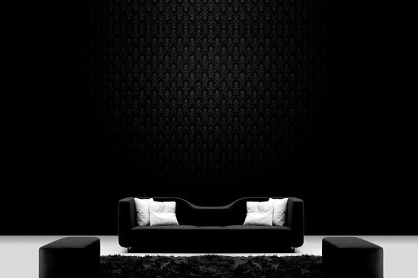 Czarna sofa ze stylowymi białymi poduszkami