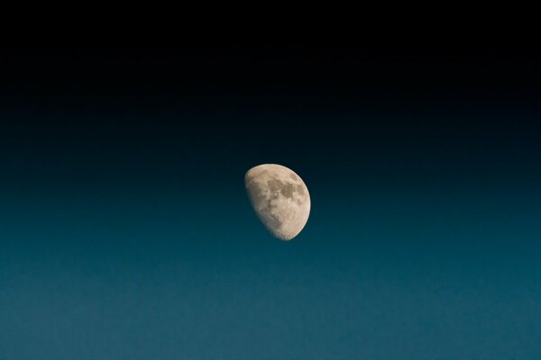 La belleza indescriptible de la Luna en el cielo azul
