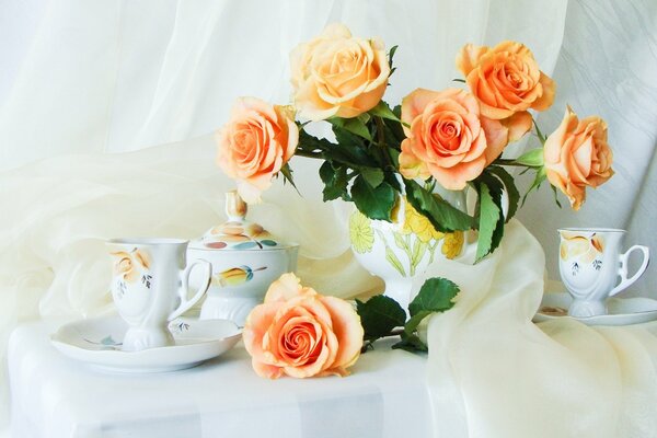 Натюрморт с чайными розами и чайным сервизом