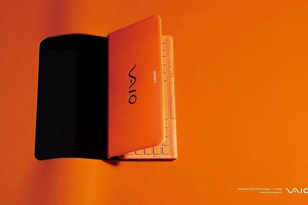 Ordinateur portable orange sur fond orange, sony