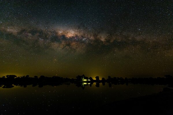 Bella Via Lattea sullo sfondo dell acqua