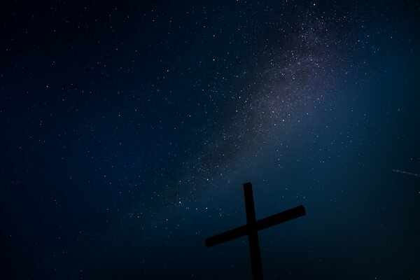 Croce sullo sfondo del cielo stellato