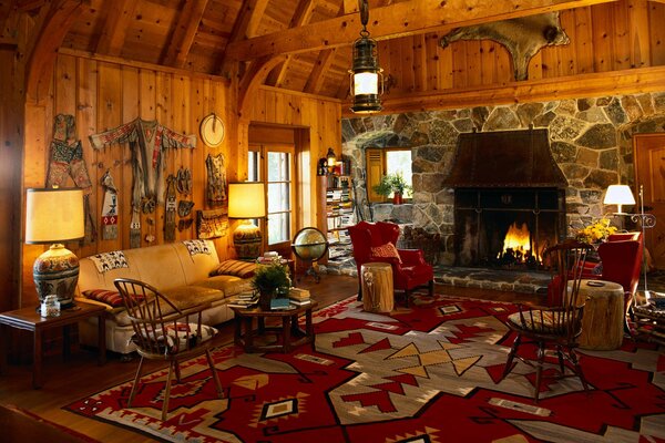 Interior de la casa con chimenea y tipi