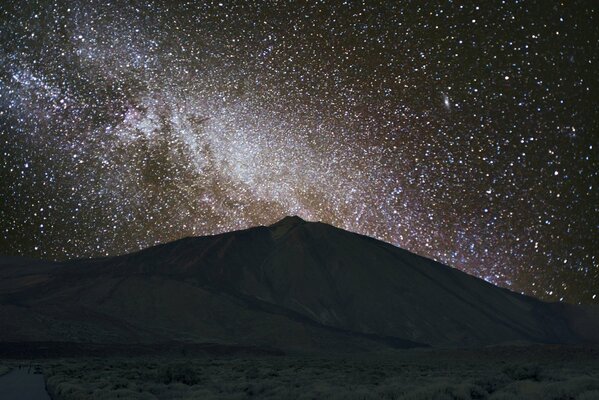 Erupción cósmica de la lluvia de estrellas universal