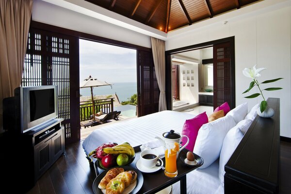 Interior de una habitación de hotel con vistas